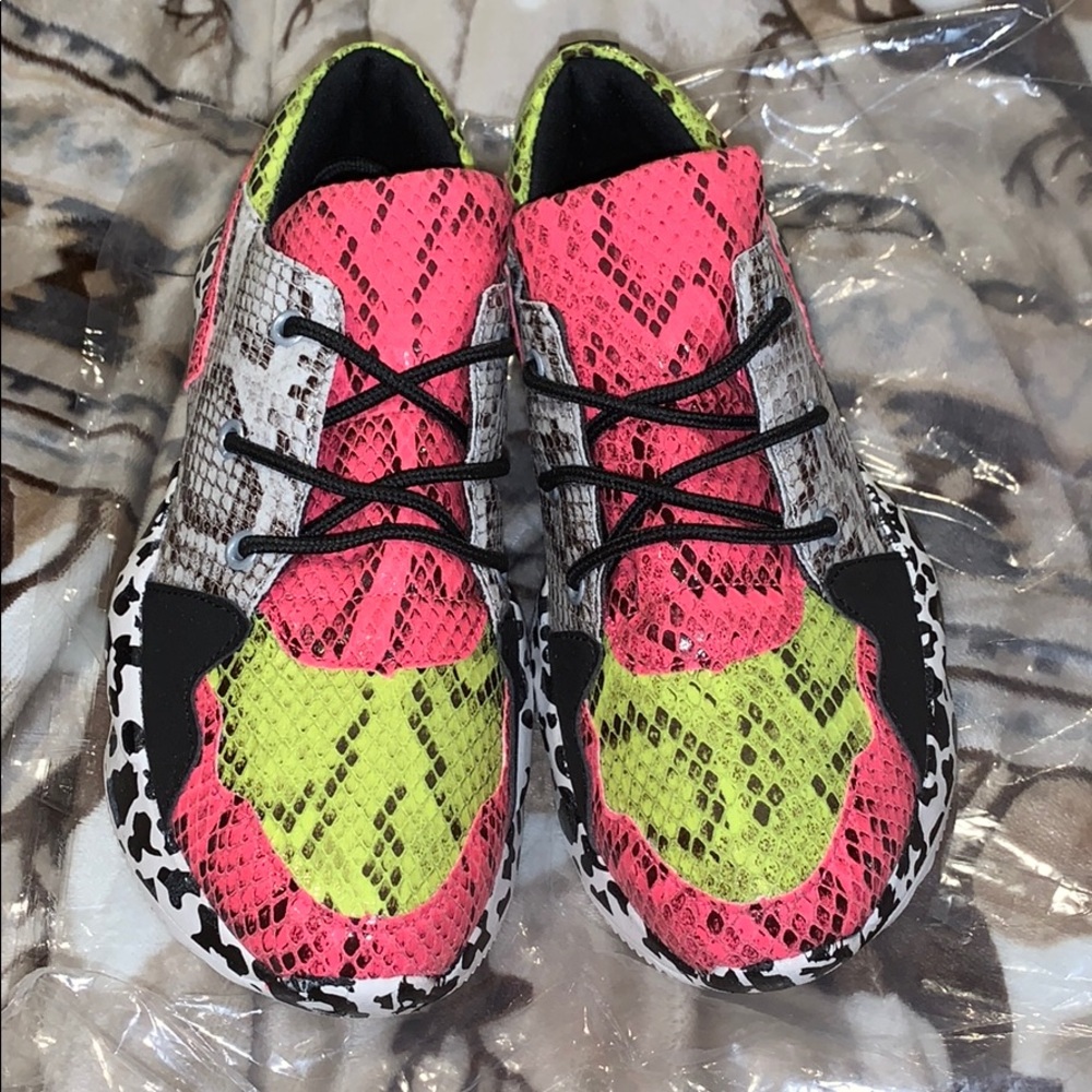 Sneakers (NEW)